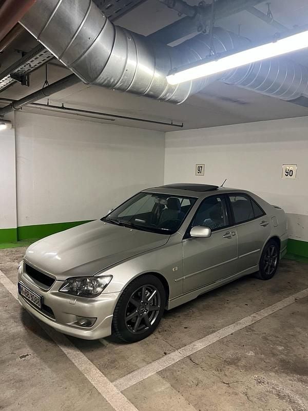 Silber Gebraucht 2004 Lexus IS200 Limousine | 6.600 € - Bild 1/4