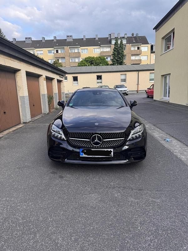 Schwarz Gebraucht 2019 Mercedes C180 AMG line Coupé | 23.000 € - Bild 1/4