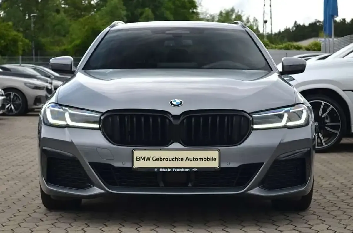 Gebraucht BMW 520 M Sport 190 PS (139 kW) 2023 Grau Limousine