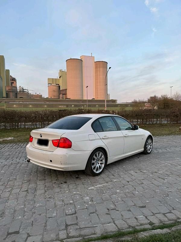Gebraucht BMW 316 143 PS (105 kW) 2011 Weiß Limousine