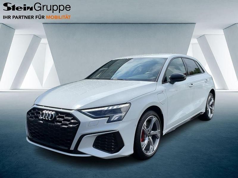 Weiß Gebraucht 2022 Audi A3 Sportback e-tron S-Line Limousine | 32.280 € (Teuer) - Bild 1/4