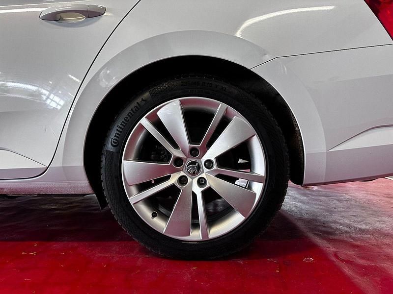 Gebraucht Skoda Superb Ambition 156 PS (114 kW) 2020 Weiß Kombi