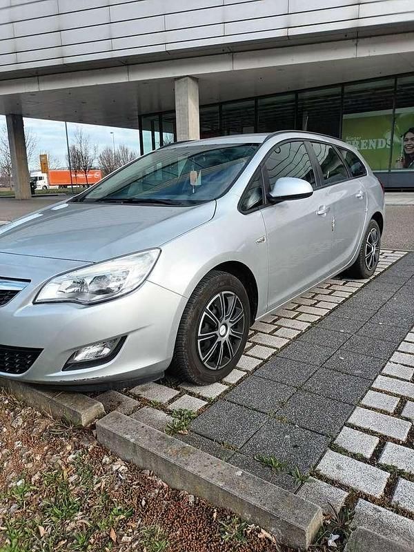 Gebraucht Opel Astra Design Edition 140 PS (102 kW) 2011 Silber Kombi