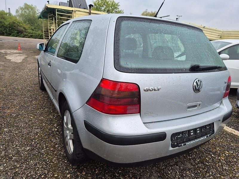 Second-hand VW Golf IV 116 CP (85 kW) 2001 Gri Berlinǎ