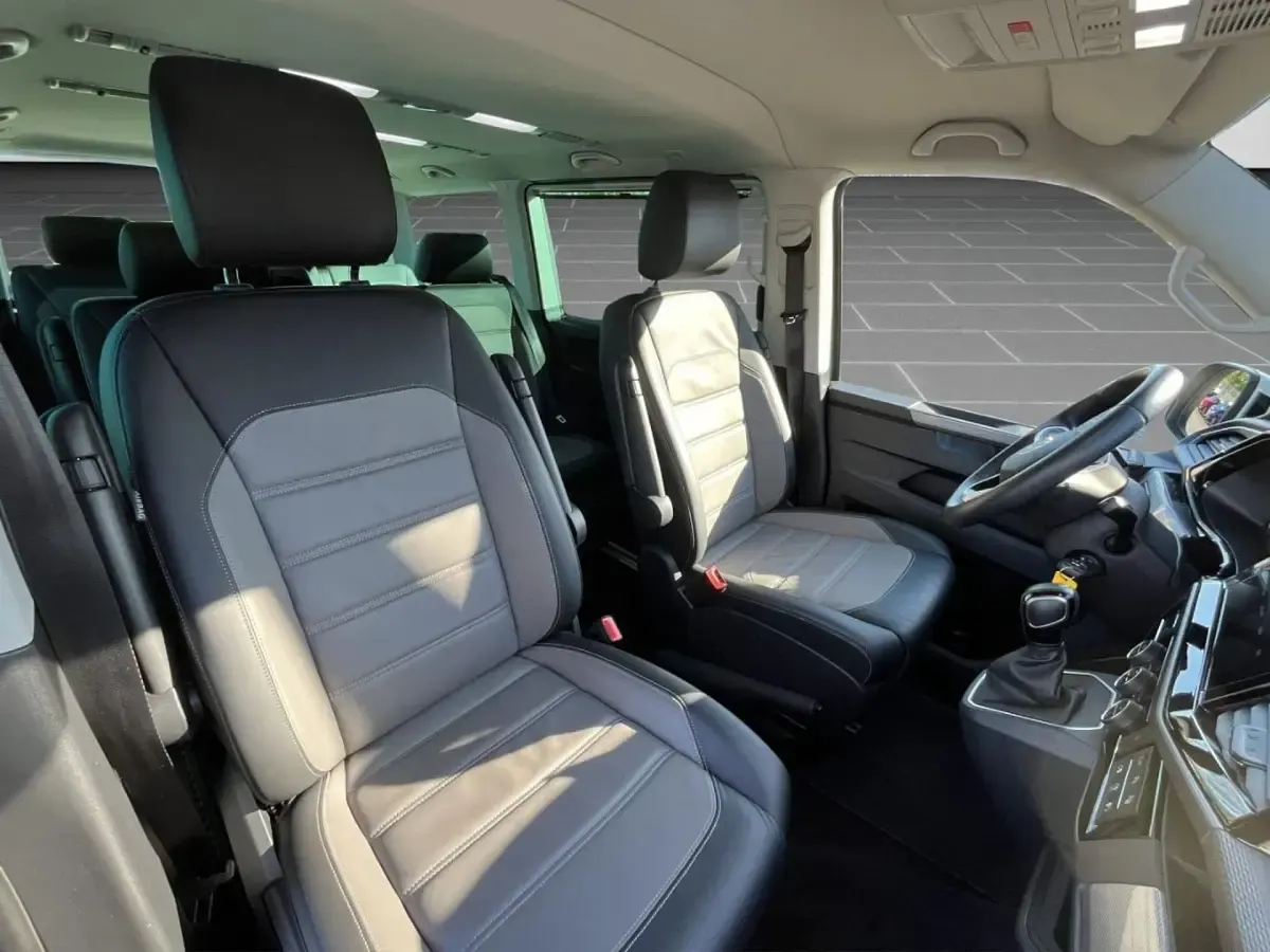 Gebraucht VW Multivan Comfortline 204 PS (150 kW) 2022 Candyweiß / bay leaf green metallic (metallic) Van / Kleinbus