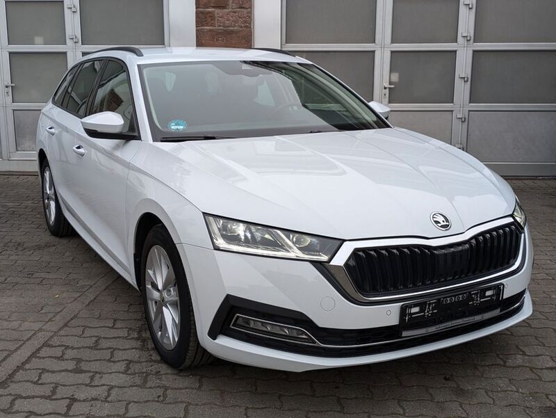 Weiß Gebraucht 2023 Skoda Octavia Style Kombi | 25.990 € (Guter Preis) - Bild 1/4