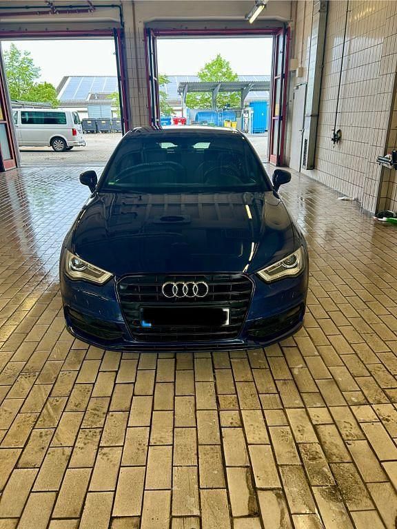 Blau Gebraucht 2017 Audi A3 Sportback Ambiente Limousine | 18.499 € (Guter Preis) - Bild 1/4