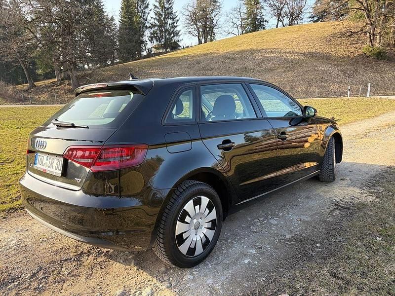 Używany Audi A3 Ambiente 110 KM (80 kW) 2014 Czarny Sedan/Limuzyna