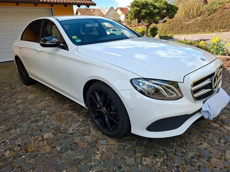 Gebraucht Mercedes E220 194 PS (142 kW) 2019 Weiß Limousine