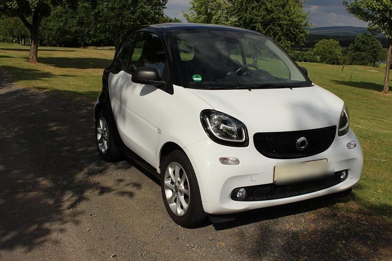 Weiß Gebraucht 2017 Smart ForTwo Coupé Kleinwagen | 11.500 € (Guter Preis) - Bild 1/4