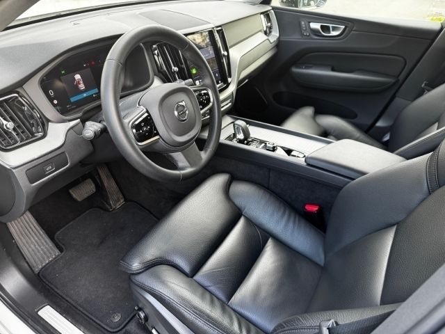 Gebraucht Volvo XC60 Plus 197 PS (144 kW) 2023 Platinum grey metallic SUV