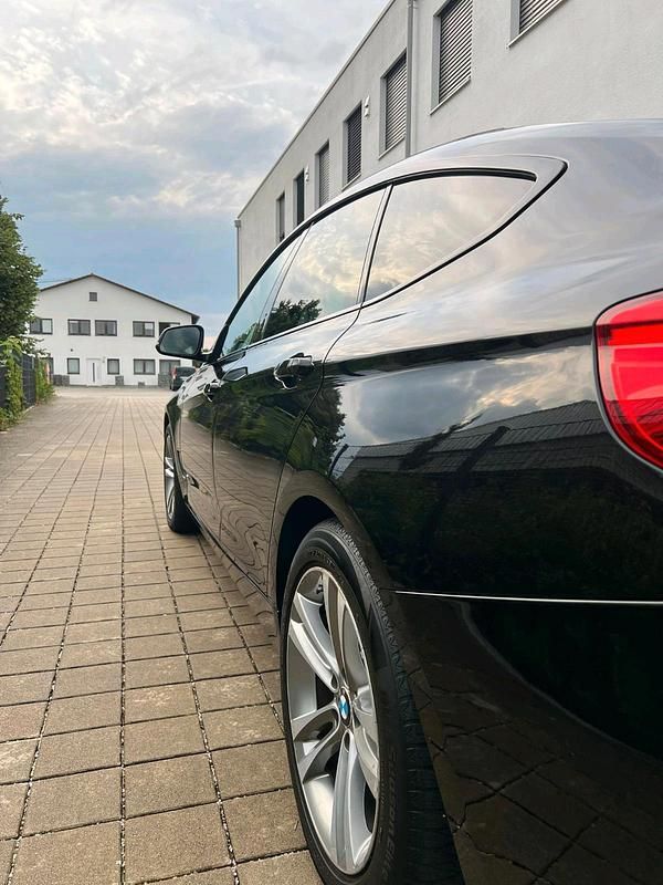 Gebraucht BMW 318 Gran Turismo 143 PS (105 kW) 2013 Schwarz Limousine