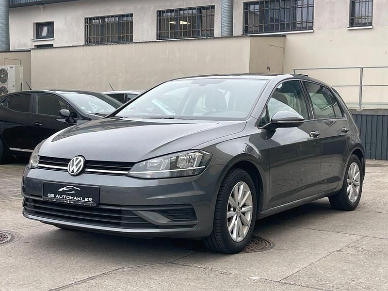Gebraucht VW Golf VII Trendline 110 PS (80 kW) 2018 Grau Limousine