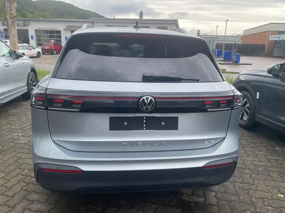 Neu VW Tiguan Life 150 PS (110 kW) 2026 Oyster silver metallic SUV