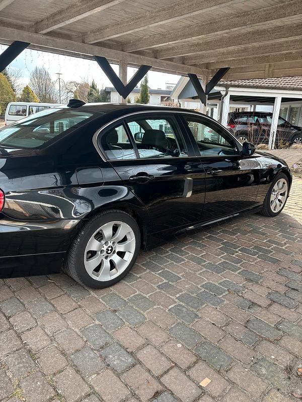 Gebraucht BMW 325 218 PS (160 kW) 2008 Schwarz Limousine