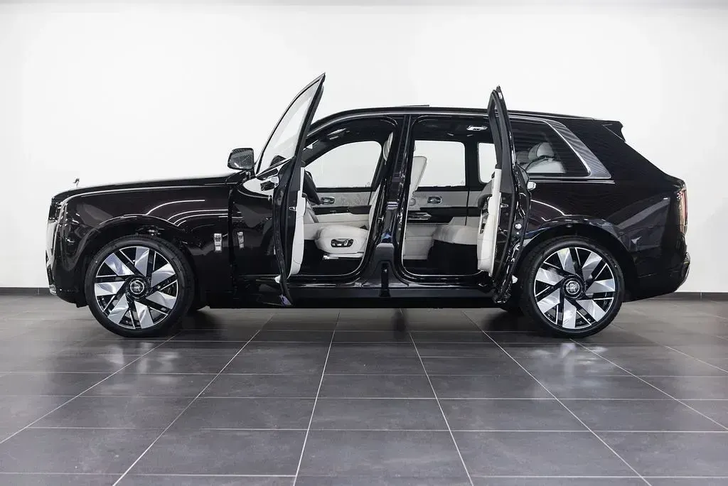 Neu Rolls Royce Cullinan 544 PS (400 kW) 2026 Braun SUV