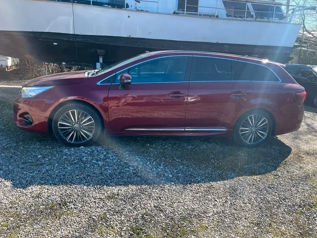 Gebraucht Toyota Avensis 147 PS (108 kW) 2017 Rot Limousine