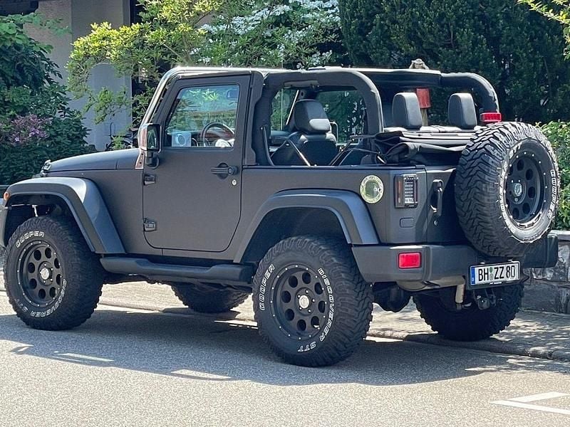 Schwarz Gebraucht 2015 Jeep Wrangler Sahara SUV | 39.100 € (Teuer) - Bild 1/4