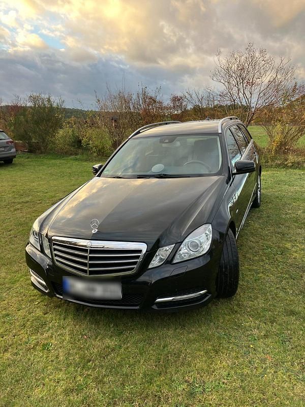Schwarz Gebraucht 2011 Mercedes E220 Avantgarde Kombi | 13.900 € (Etwas zu teuer) - Bild 1/4