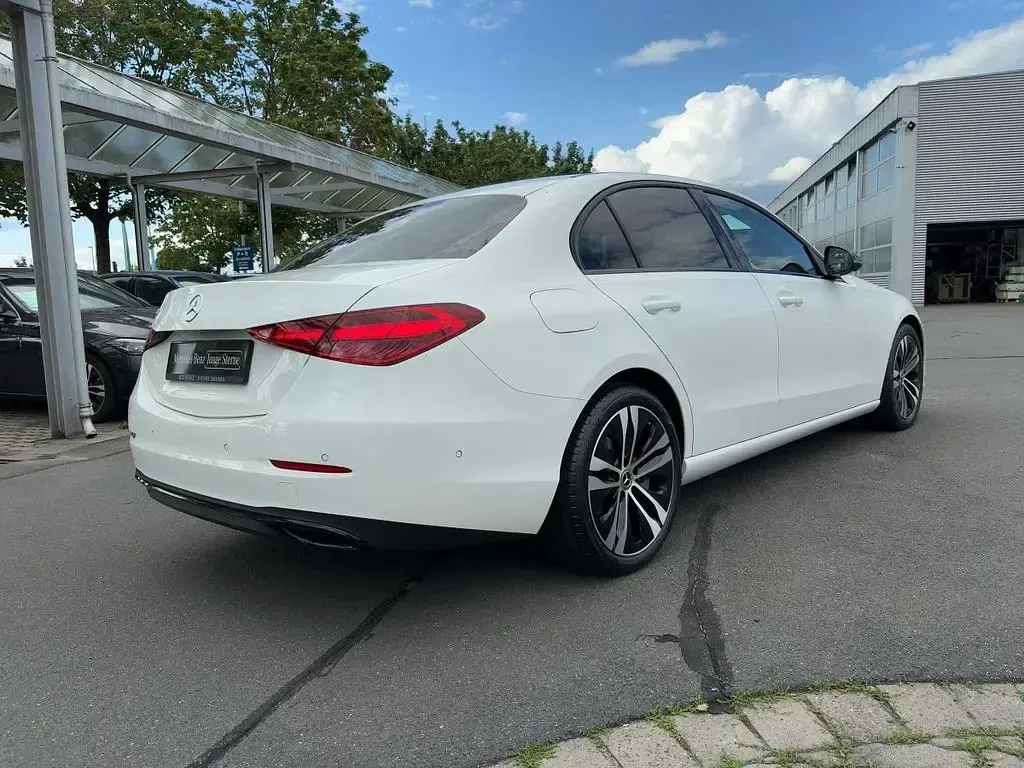 Gebraucht Mercedes C220 Avantgarde 200 PS (147 kW) 2024 Weiß Limousine