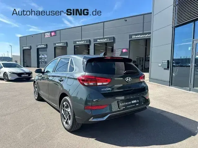 Neu Hyundai i30 140 PS (102 kW) 2025 Grün Limousine