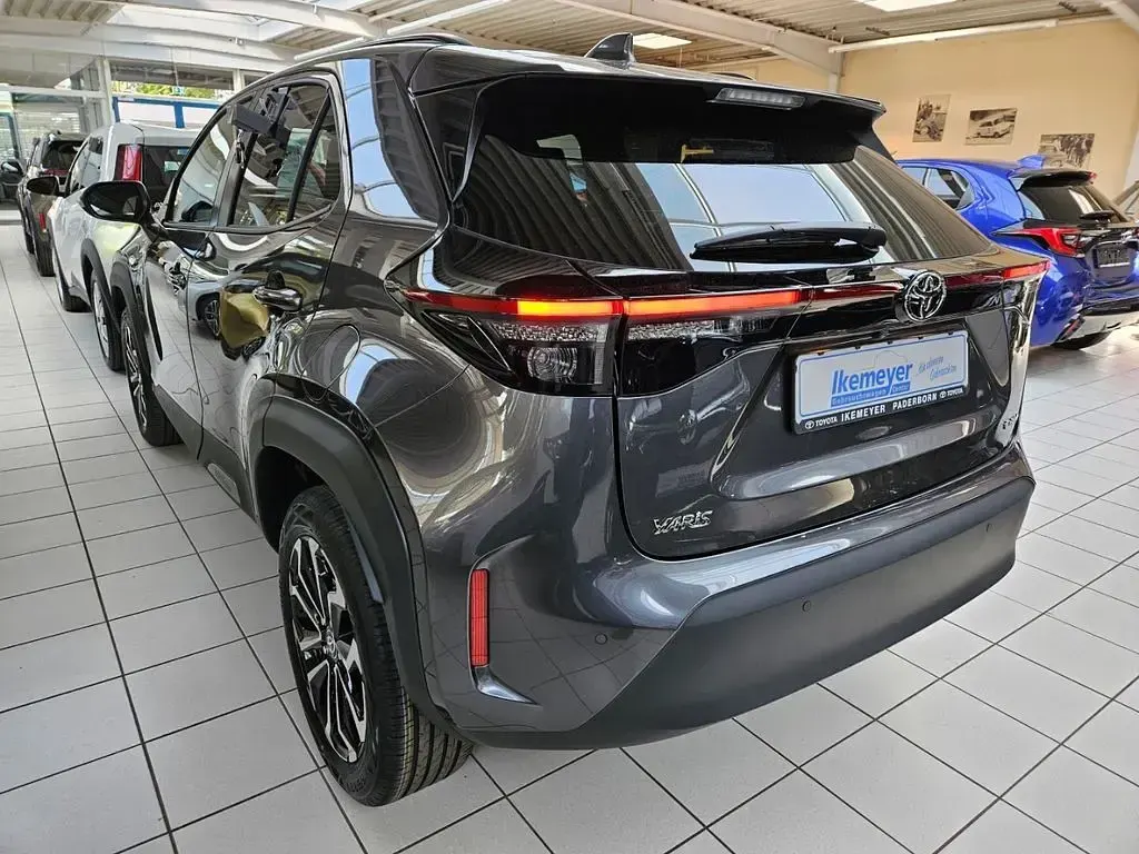 Neu Toyota Yaris Cross 131 PS (96 kW) 2026 Grau SUV