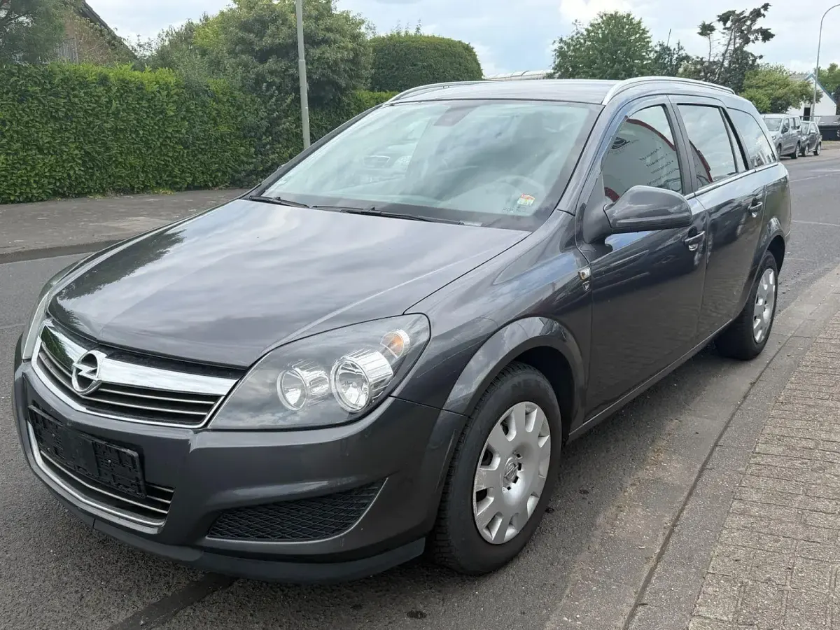 Gebraucht Opel Astra Edition 116 PS (85 kW) 2010 Grau Kombi