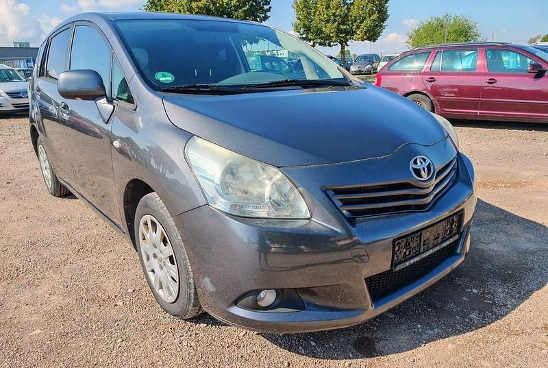 Grau Gebraucht 2010 Toyota Verso Life Van / Kleinbus | 3.999 € (Superpreis) - Bild 1/4