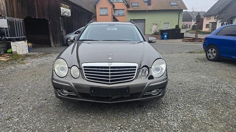 Grau Gebraucht 2007 Mercedes E320 Avantgarde Kombi | 2.990 € (Superpreis) - Bild 1/4