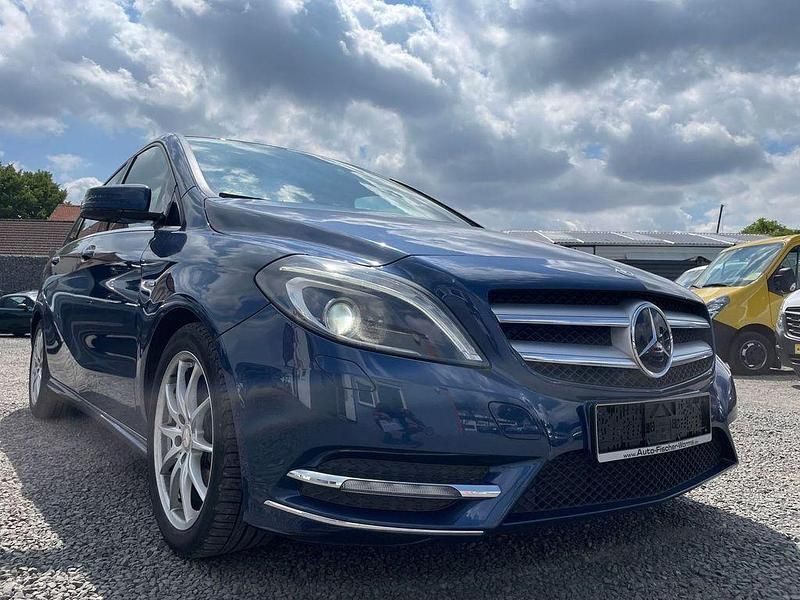 Blau Gebraucht 2012 Mercedes B180 Van / Kleinbus | 8.900 € (Fairer Preis) - Bild 1/4