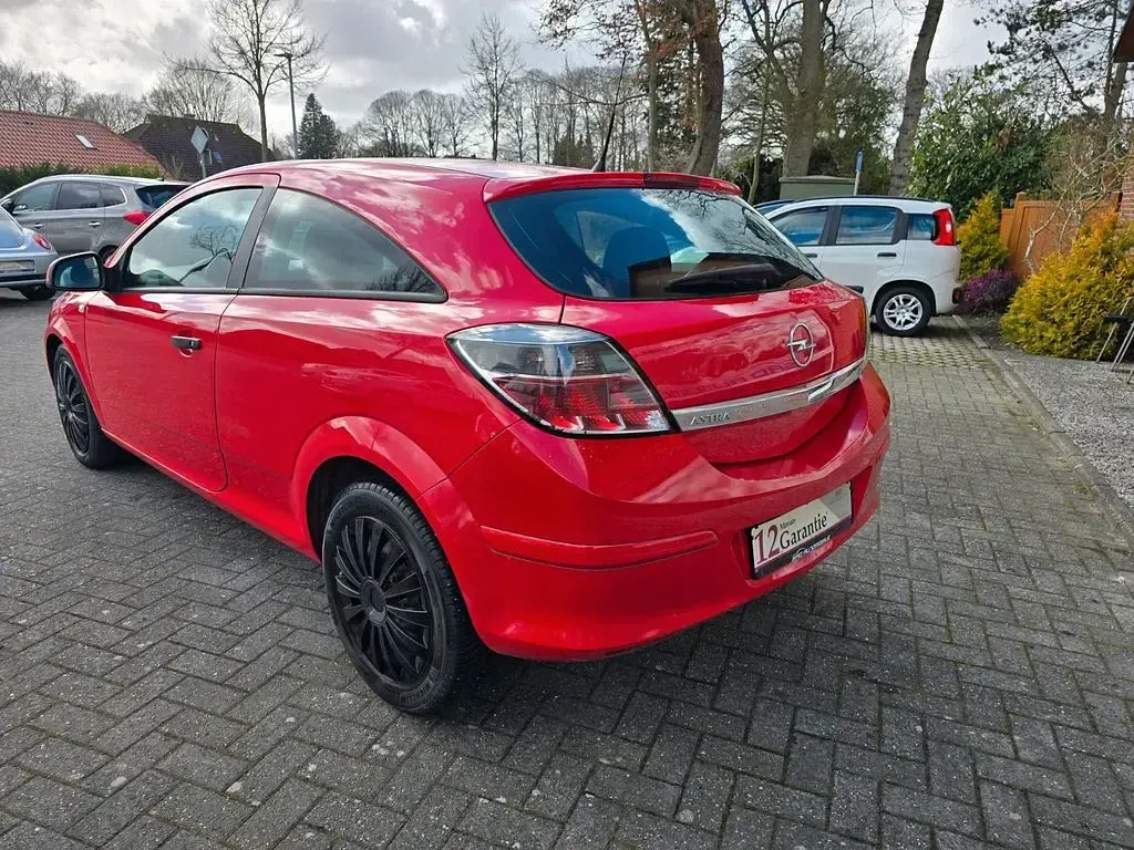 Używany Opel Astra GTC Selection 90 KM (66 kW) 2009 Czerwony Sedan/Limuzyna