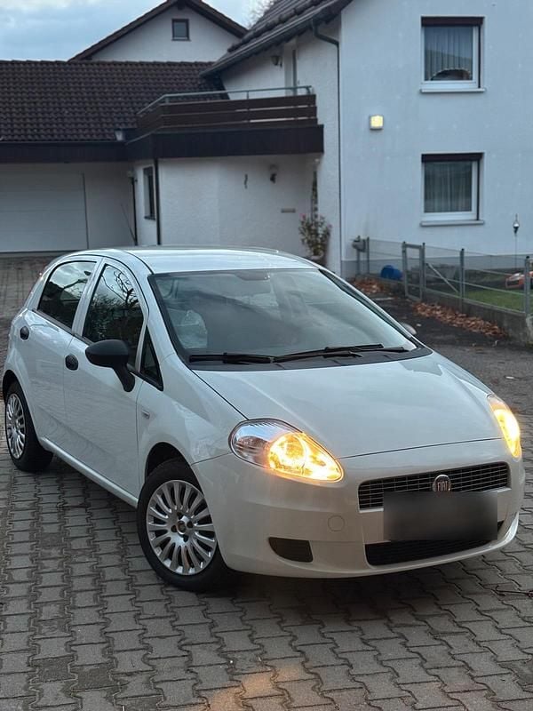 Weiß Gebraucht 2011 Fiat Grande Punto Kleinwagen | 2.500 € - Bild 1/4