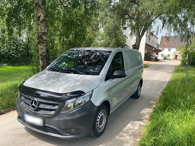 Silber Gebraucht 2017 Mercedes Vito Van / Kleinbus | 13.600 € - Bild 1/4