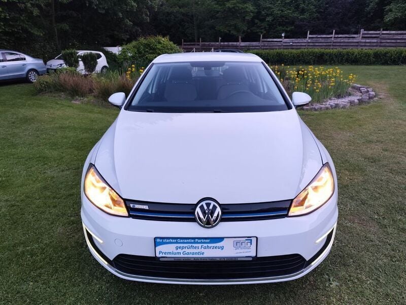 Weiß Gebraucht 2017 VW e-Golf Kleinwagen | 10.999 € (Guter Preis) - Bild 1/2