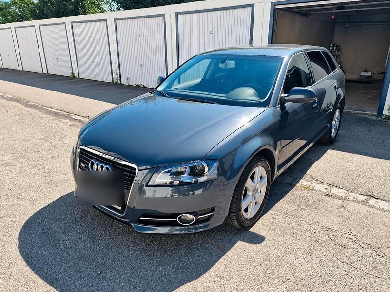 Grau Gebraucht 2011 Audi A3 Kleinwagen | 7.600 € - Bild 1/4
