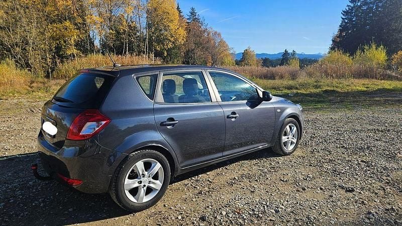 Gebraucht Kia Ceed Edition 7 90 PS (66 kW) 2012 Grau Kleinwagen