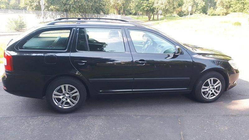 Second-hand Skoda Octavia Ambiente 122 CP (89 kW) 2011 Negru Break