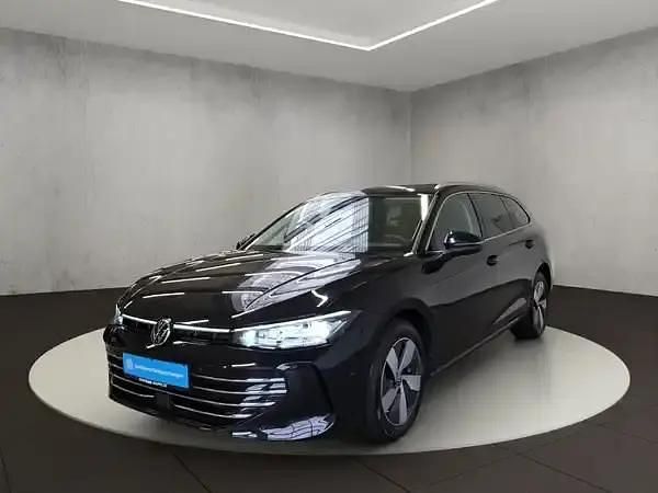 Grenadillschwarz metallic Gebraucht 2024 VW Passat Elegance Kombi | 47.600 € (Teuer) - Bild 1/4