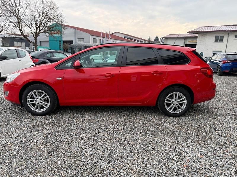 Gebraucht Opel Astra Edition 101 PS (74 kW) 2012 Rot Kombi