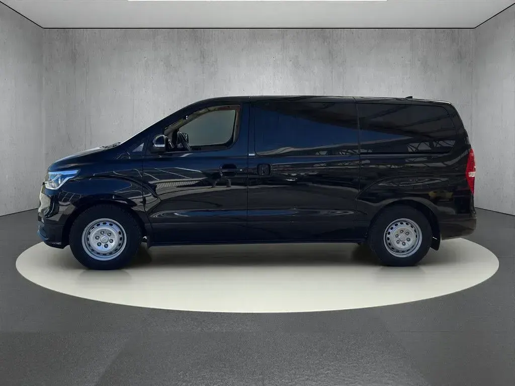 Gebraucht Hyundai H-1 Premium 170 PS (125 kW) 2020 Timeless black Van / Kleinbus