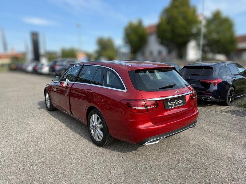 Gebraucht Mercedes C200 Avantgarde 184 PS (135 kW) 2019 Rot Limousine