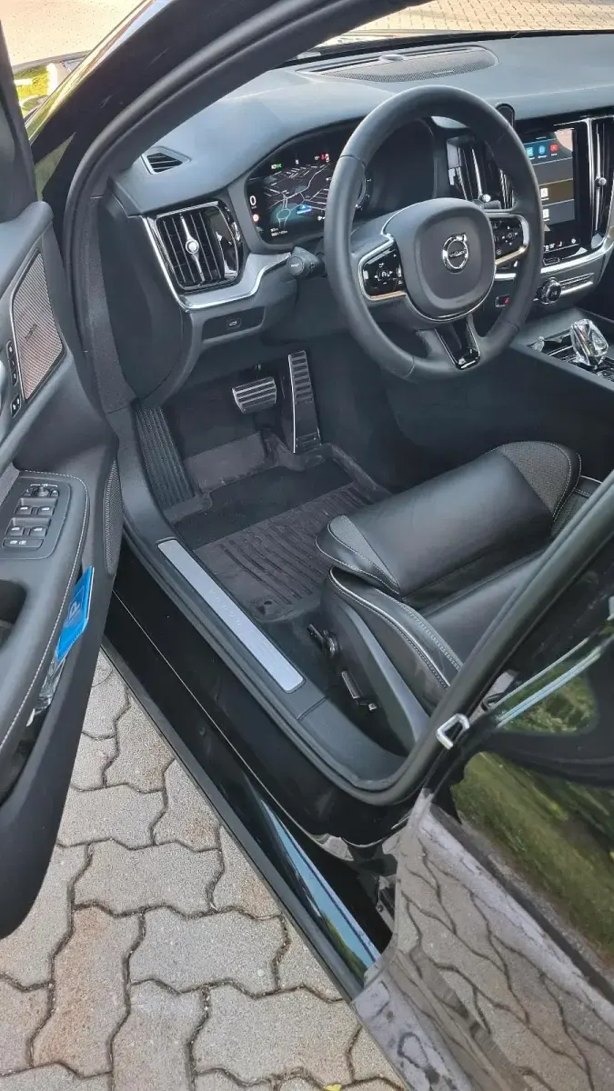 Gebraucht Volvo V60 Plus 197 PS (144 kW) 2024 Schwarz Kombi