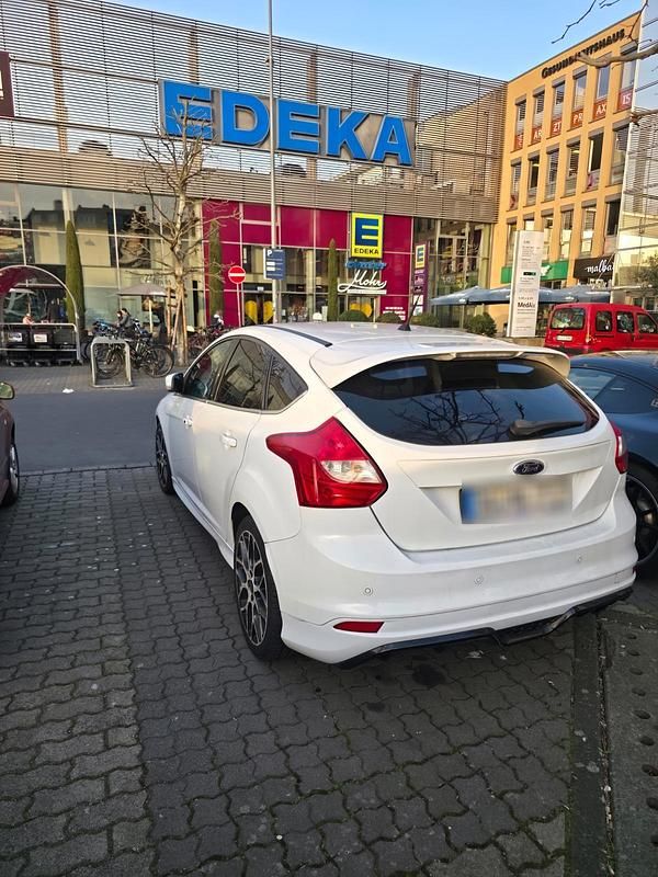 Gebraucht Ford Focus 150 PS (110 kW) 2014 Weiß Limousine