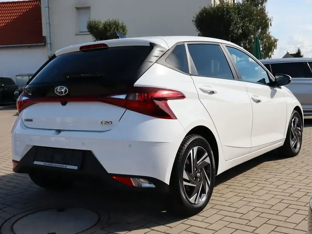 Gebraucht Hyundai i20 101 PS (74 kW) 2022 Weiß Limousine