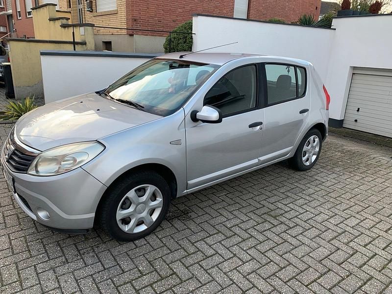 Silber Gebraucht 2009 Dacia Sandero Kleinwagen | 3.450 € (Teuer) - Bild 1/4