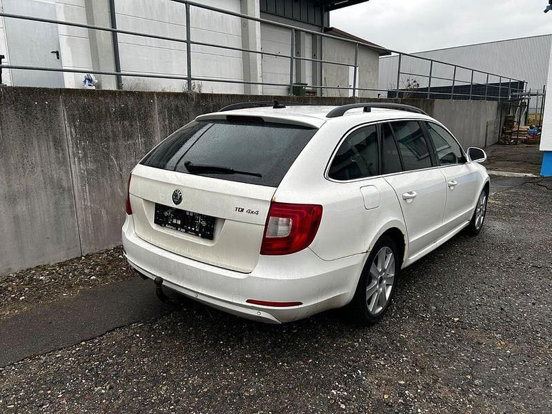 Gebraucht Skoda Superb Elegance 140 PS (102 kW) 2012 Weiß Kombi