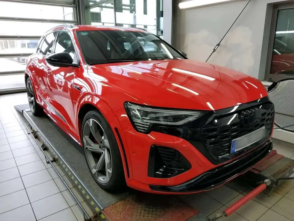 Gebraucht Audi SQ8 e-tron Ambiente 369 kW (503 PS) 2024 Soneirarot SUV