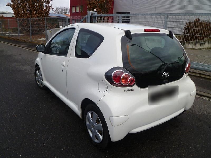 Gebraucht Toyota Aygo 68 PS (50 kW) 2011 Weiß Kleinwagen