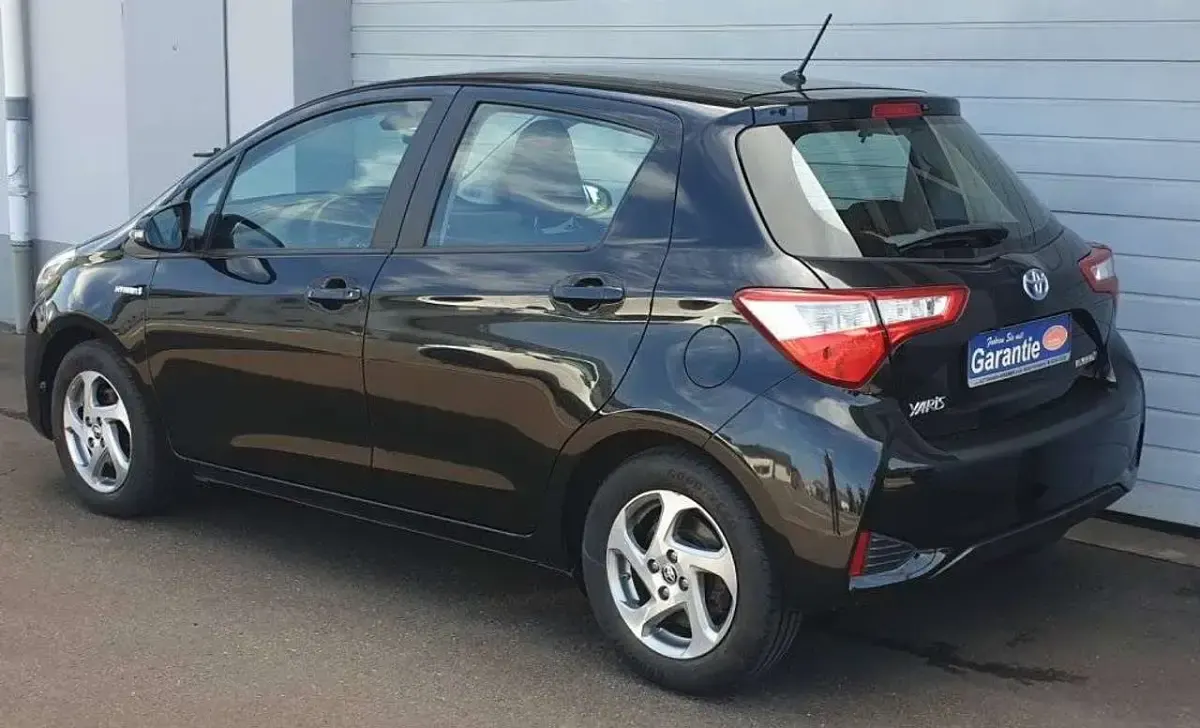 Gebraucht Toyota Yaris Hybrid Comfort 75 PS (55 kW) 2017 Black mica / ink Kleinwagen