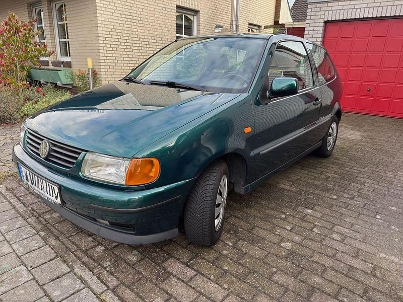 Grün Gebraucht 1997 VW Polo Limousine | 1.980 € (Fairer Preis) - Bild 1/4